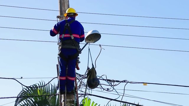 Trabalhador de redes el&eacute;tricas.