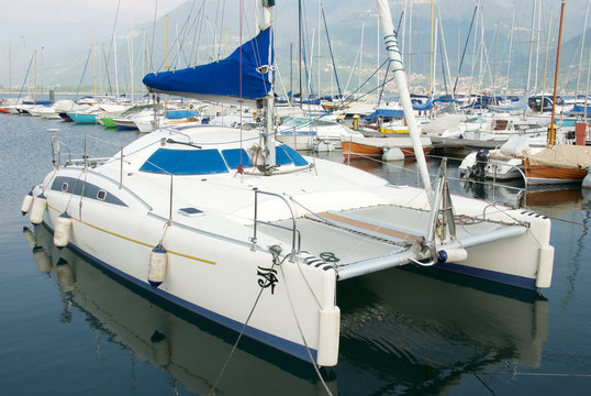 Catamarano ormeggiato nel porto turistico di Lovere sul lago di Iseo