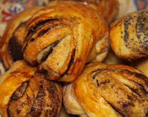 Ruddy buns with cinnamon and poppy seeds