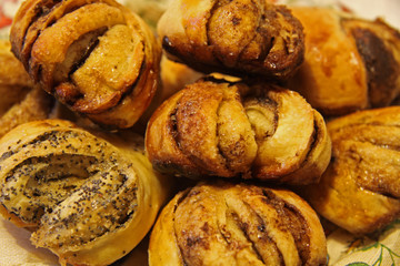 Ruddy buns with cinnamon and poppy seeds