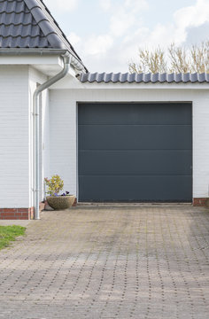 Garage mit einem grauen Tor