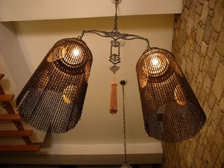 Schöne alte Deckenlampe mit traditionellem Lampenschirm in einem eleganten alten Landhaus in der...