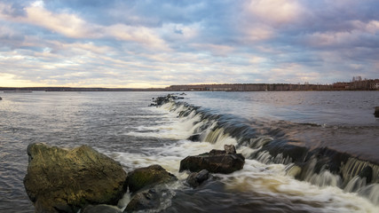Fototapeta na wymiar водопад на озере вечером, Россия, Урал, Рефтинское водохранилище,