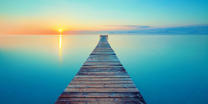 Holz Steg Br&uuml;cke mit See und Sonnenaufgang