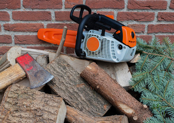 Benzin angetriebene Kettensäge auf einem Holzstapel