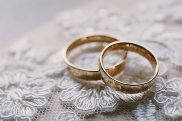 Obraz na płótnie Canvas Gold and silver wedding rings