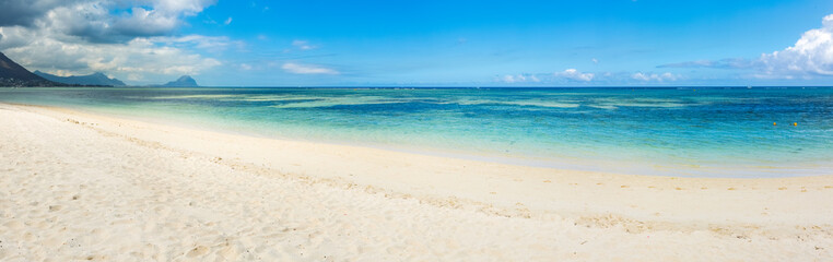 Fototapeta na wymiar Sandy tropical beach. Panorama.