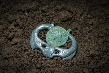 Römische Schnalle und Denar des Augutus