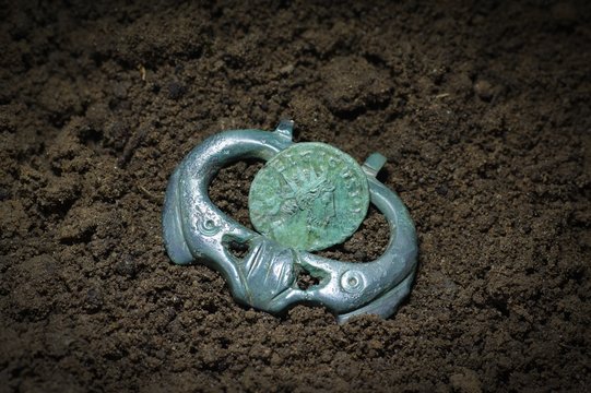 R&ouml;mische Schnalle und Denar des Augutus