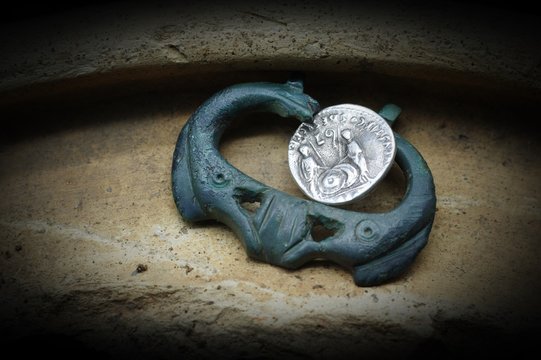R&ouml;mische Schnalle und Denar des Augutus