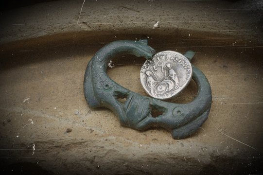 R&ouml;mische Schnalle und Denar des Augutus