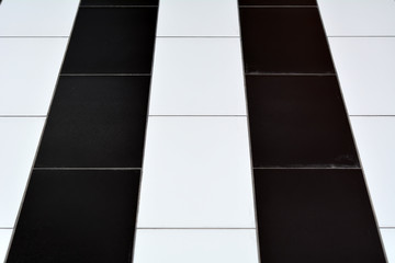 Черно-белая плитка на полу
