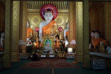 Fototapeta premium Buddha in the pagoda