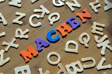 Machen Wort Buchstaben auf Holz Hintergrund