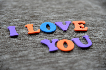 I love You bunte Buchstaben auf  grauem Fleece
Stoff Hintergrund