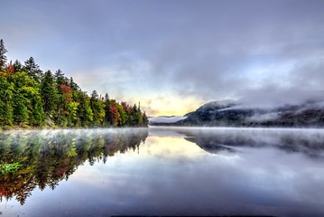 Réflexion sur l'eau - Paysage des Laurentides, Québec, Canada