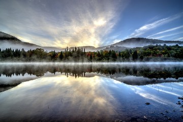 Fototapeta premium Réflexion sur l'eau - Paysage des Laurentides, Québec, Canada