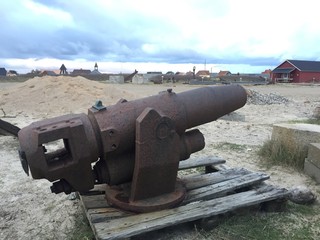 Rostige kanone grösseren kalibers am strand 