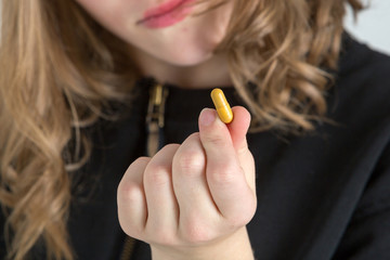 Teenager mit Tabletten