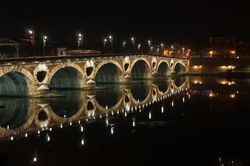 Fototapeta na wymiar Night scenes of Toulouse archtitecture, bridges and streets.