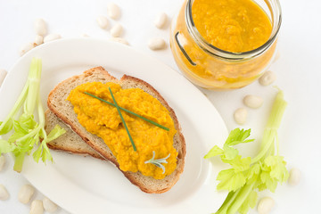 Brotaufstrich aus Sellerie, Bohnen und Kurkuma