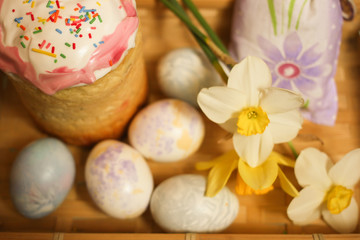 Fototapeta na wymiar Easter cake and decoration eggs with daffodils on table