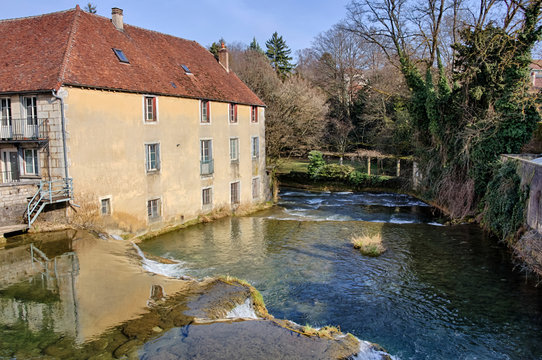 Rivière La Cuisance et vieux moulin à Arbois en France 