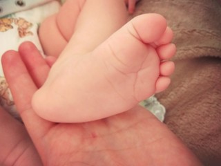 Foot newborn toddler mobile photo