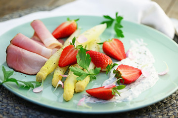 Spargel mit Schinken und Erdbeeren