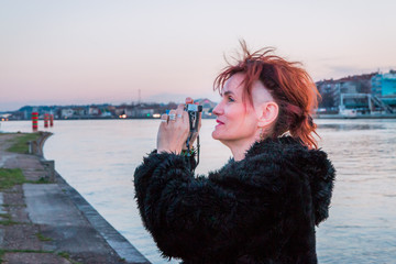 Femme photographe sur la pointe de la confluence à Lyon