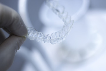 Invisible dental aligner brackets