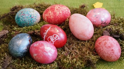 Ostern: Dekoration mit bunten Ostereiern