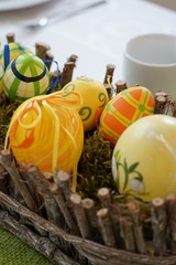 Fototapeta premium Ostern: Dekoration mit bunten Ostereiern und Blumen 
