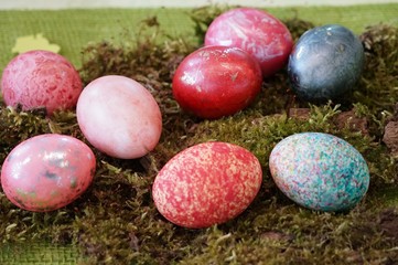 Ostern: Dekoration mit bunten Ostereiern