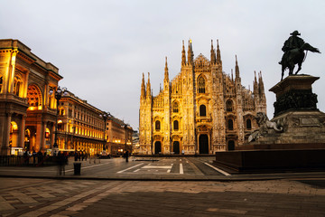 Fototapeta premium Cathedral of Milan, Italy at sunrise