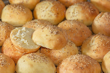 Fototapeta na wymiar Brötchen frisch gebacken mit Sesam in der Bäckerei