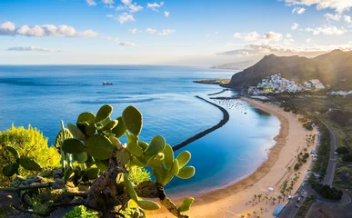 Selbstklebende Fototapete Kanarische Inseln Erstaunliche Aussicht auf Strand Las Teresitas mit gelbem Sand. Ort: Santa Cruz de Tenerife, Teneriffa, Kanarische Inseln. Künstlerisches Bild. Schönheitswelt.