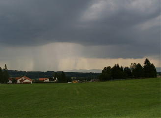 Lluvia sobre la campi&ntilde;a austriaca.
