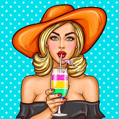 Vectorillustratie van een sexy pop-artmeisje in een hoed met brede rand die een cocktail in haar hand houdt en door een rietje drinkt