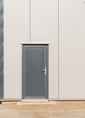 Obraz na płótnie Canvas Graue Tür einer Lagerhalle