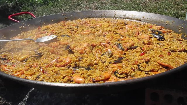 Paella soltando vapor al cocer
