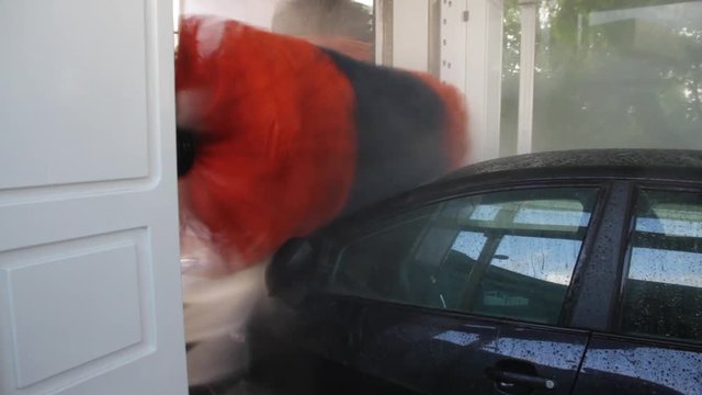 Rodillos girando en el proceso de lavar y abrillantar el coche - T&uacute;nel de Lavado de Coches Autom&aacute;tico 
