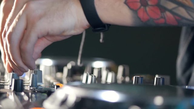 Male dj behind the turntables 4K.