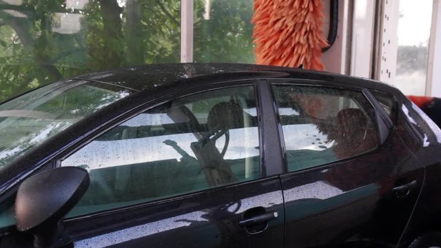 T&uacute;nel de Lavado de Coches Autom&aacute;tico -  Rodillos girando en el proceso de lavar y abrillantar el coche