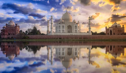 Fotobehang Artistiek monument Taj Mahal zonsondergang uitzicht vanaf Mehtab Bagh aan de oevers van de rivier de Yamuna. Taj Mahal is een witmarmeren mausoleum dat is aangewezen als UNESCO-werelderfgoed in Agra, India.