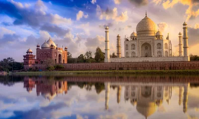 Papier Peint photo Monument artistique Taj Mahal avec un ciel coucher de soleil vibrant sur les rives de la rivière Yamuna. Le Taj Mahal est un mausolée en marbre blanc classé au patrimoine mondial de l& 39 UNESCO à Agra, en Inde.