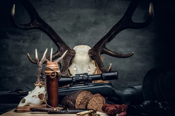  Retro jachtmunitie van geweer en verrekijker. © Fxquadro