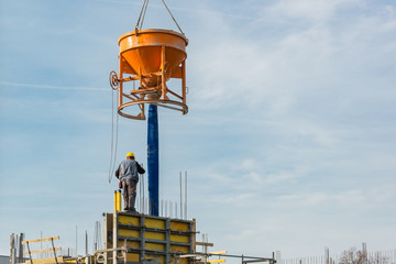 Bauarbeiter kontrolliert den Beton