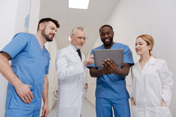 Obraz premium Positive medics using tablet in the hospital