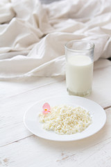 Cottage cheese with milk